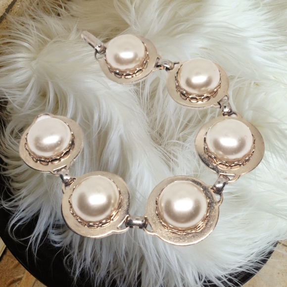 🎄10/$20. Gold Tone Handmade Bracelet With Faux Pearls - Picture 5 of 6